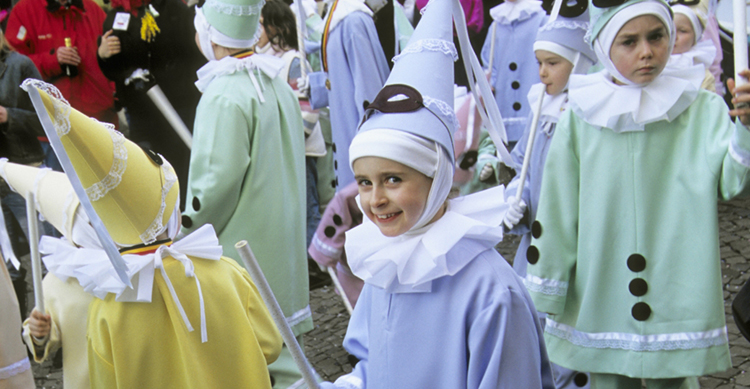 Niños participando en las desfiles y carrozas