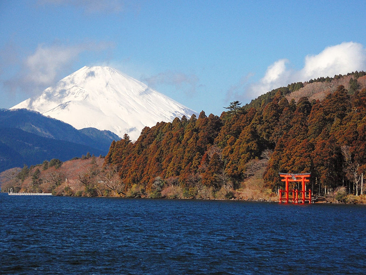 Lago Ashi con la entrada monumental al santuario Hakone Jinja y al fondo el Monte Fuji