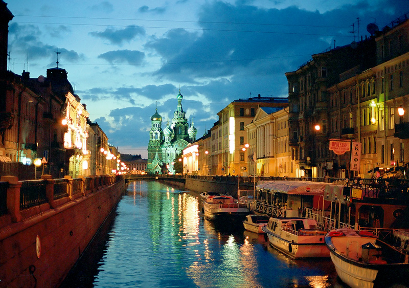 Aspecto nocturno de San Petersburgo en verano