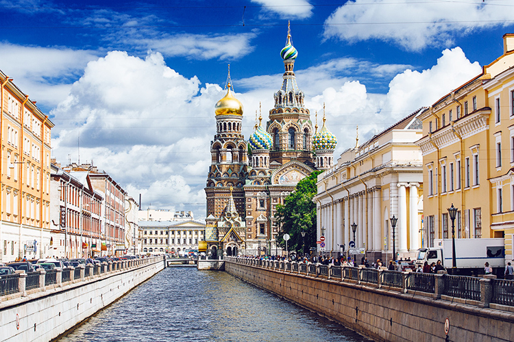 Es obligado navegar por los canales de San Petersburgo y llegar hasta la iglesia del Salvador sobre la Sangre Derramada