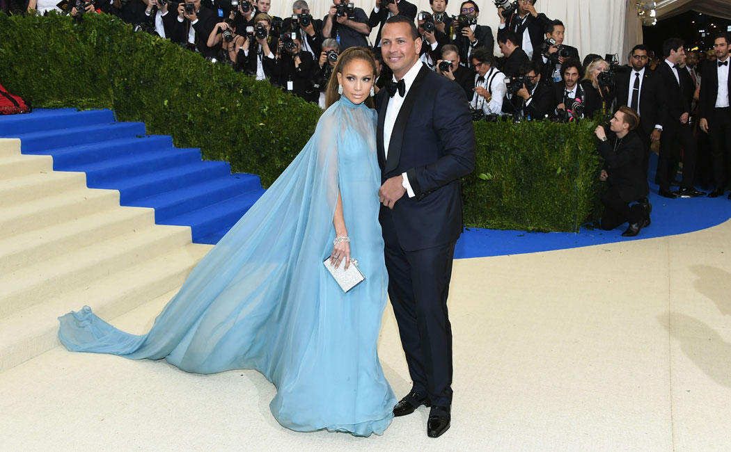 Jennifer Lopez con un vestido de Valentino.