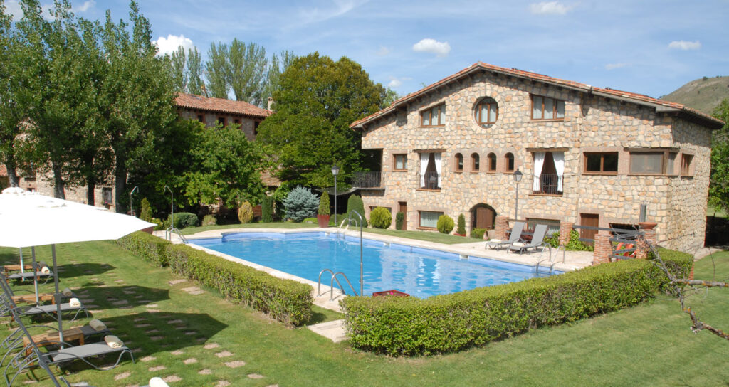 piscina-molino-Alcuneza-hoteles-siguenza