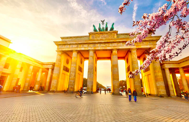 puerta-branderburgo-getty-images-visit-berlin-magazine-horse